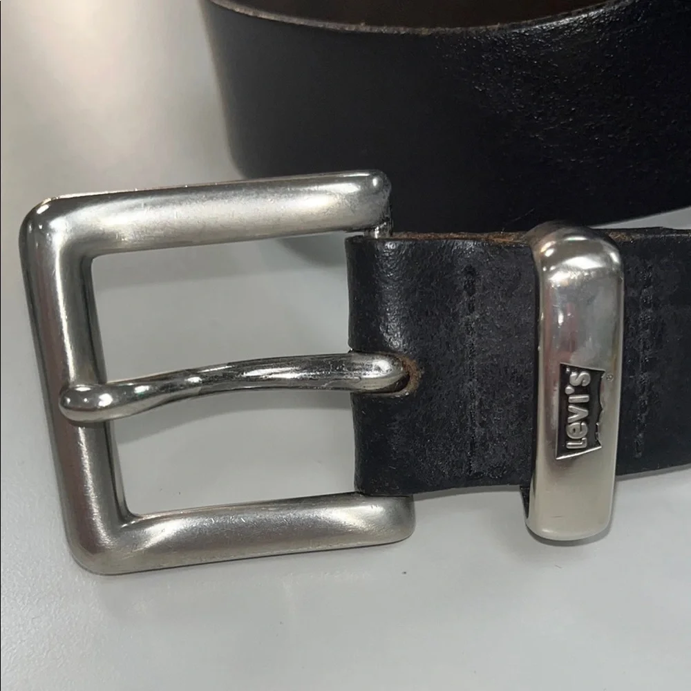 Levi’s dark brown Leather Belt preowned size 32/ silver tone buckle